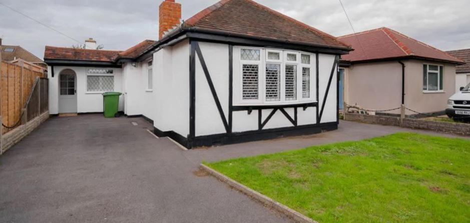 A Bright And Spacious Gem Staines-upon-Thames Dış mekan fotoğraf