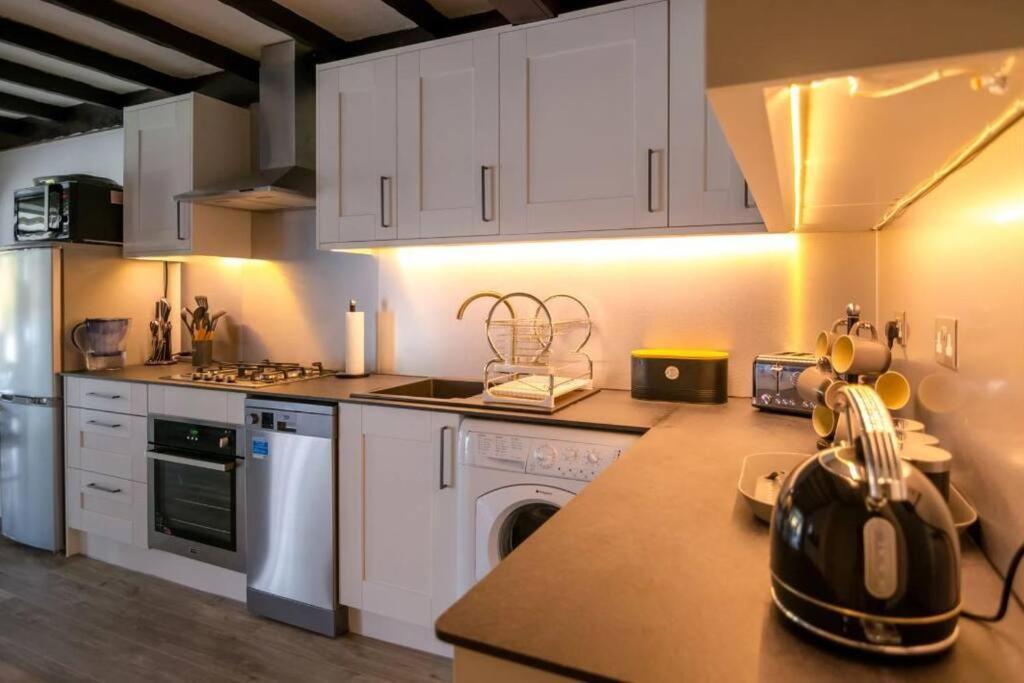 A Bright And Spacious Gem Staines-upon-Thames Dış mekan fotoğraf