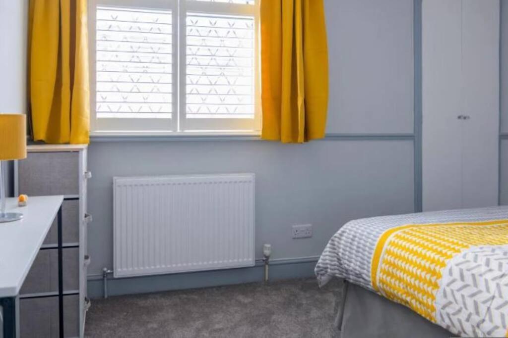 A Bright And Spacious Gem Staines-upon-Thames Dış mekan fotoğraf