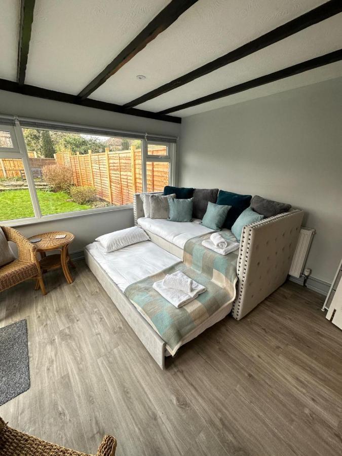 A Bright And Spacious Gem Staines-upon-Thames Dış mekan fotoğraf